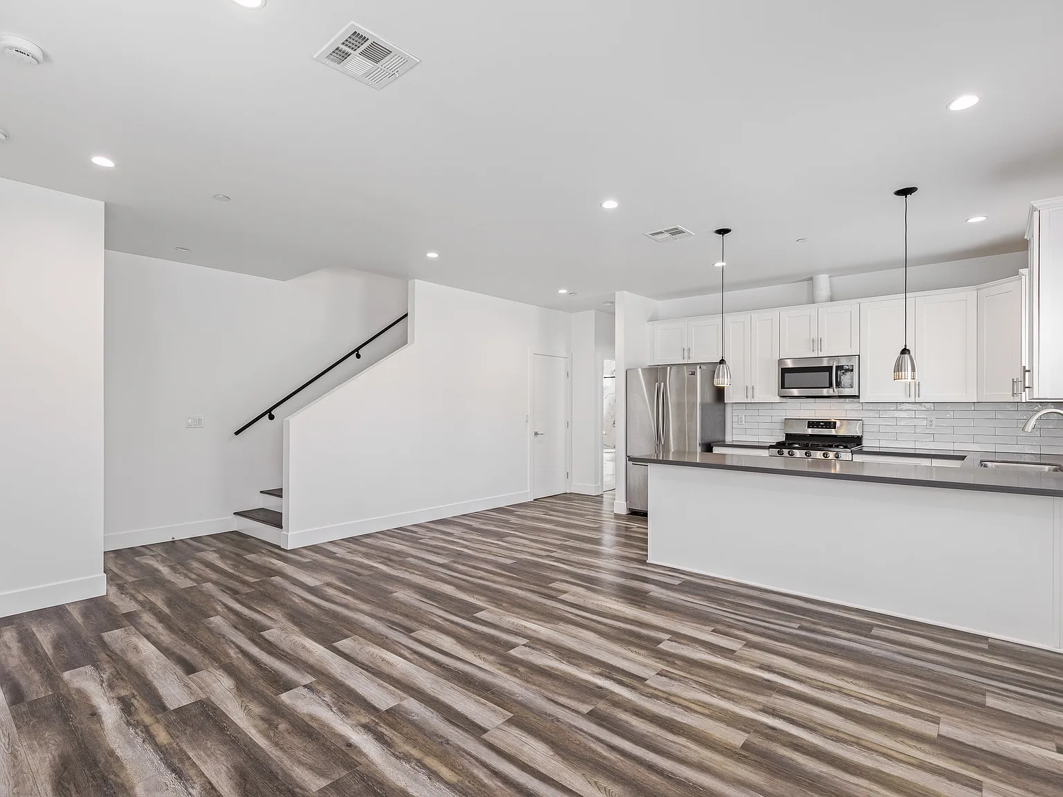 4 bed, 1800 sqft, $4,095 — Photo 2
