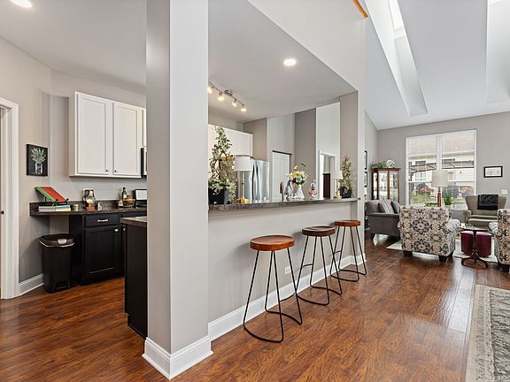 3rd image of 936 Bluebell Cir