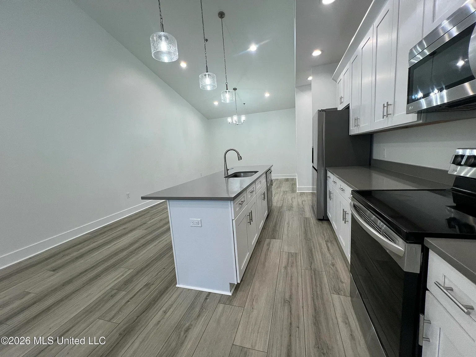 2 bed, 2.0 bath, 1300 sqft, $1,800 — Photo 3