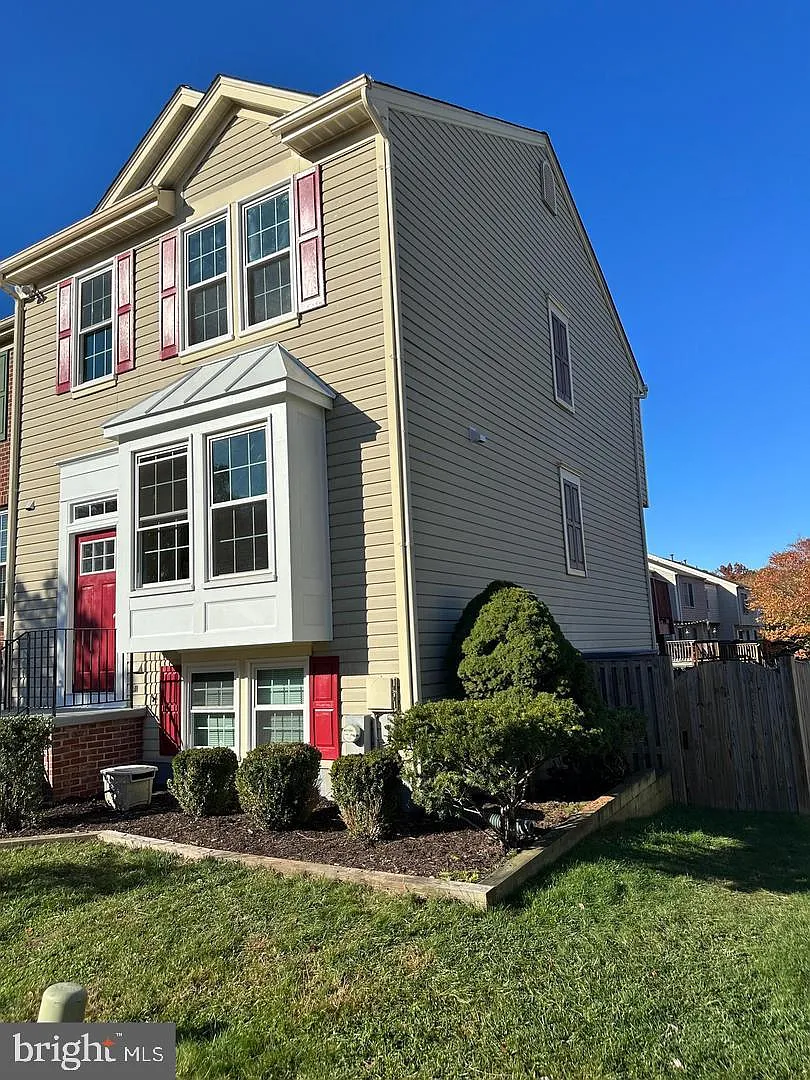 3 bed, 2.5 bath, 1816 sqft, $3,200 — Photo 2