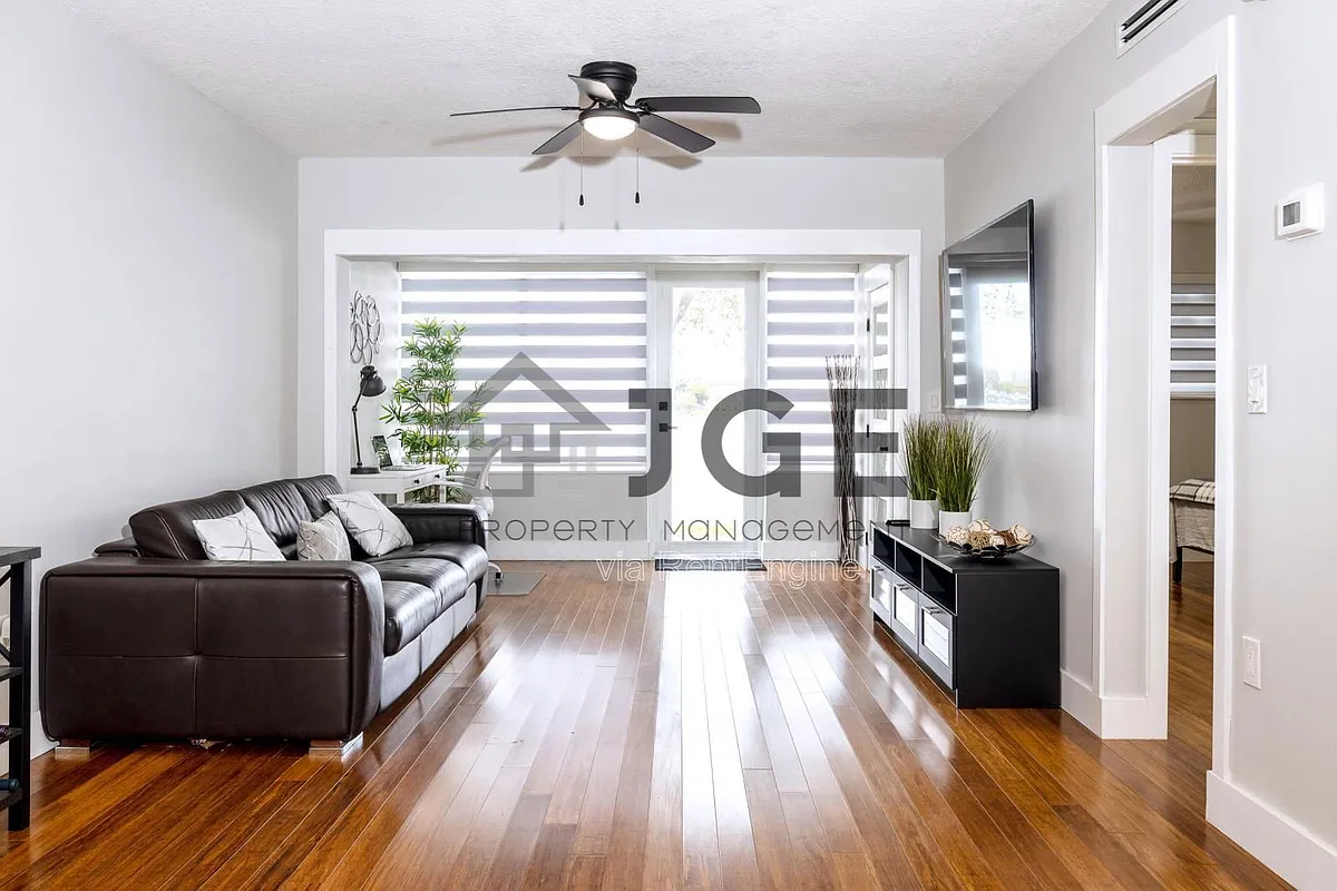Photo 1 of 21 - 270 NE 191st St #103 - Miami, FL Primary Photo - 270 NE 191st St #103