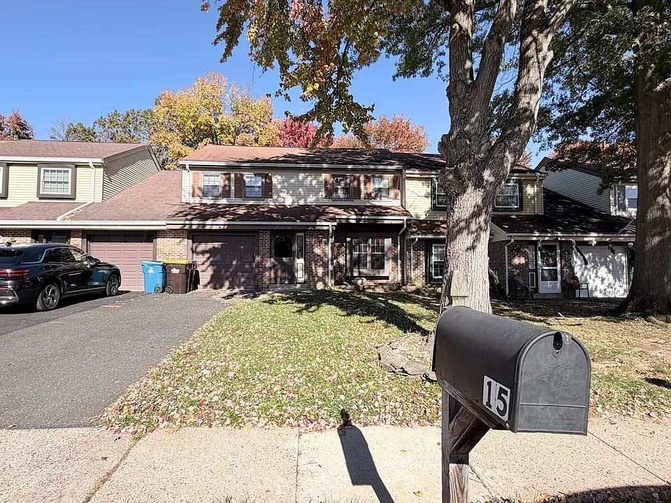 15 Greenwoods Dr