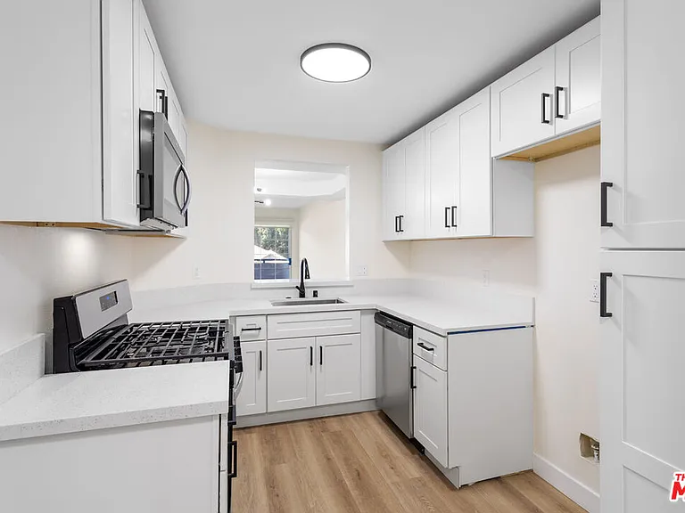535 W 4th St #110 — Photo 53