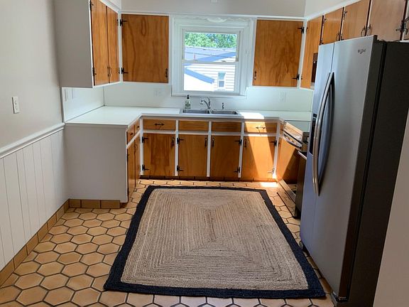Kitchen with eating area