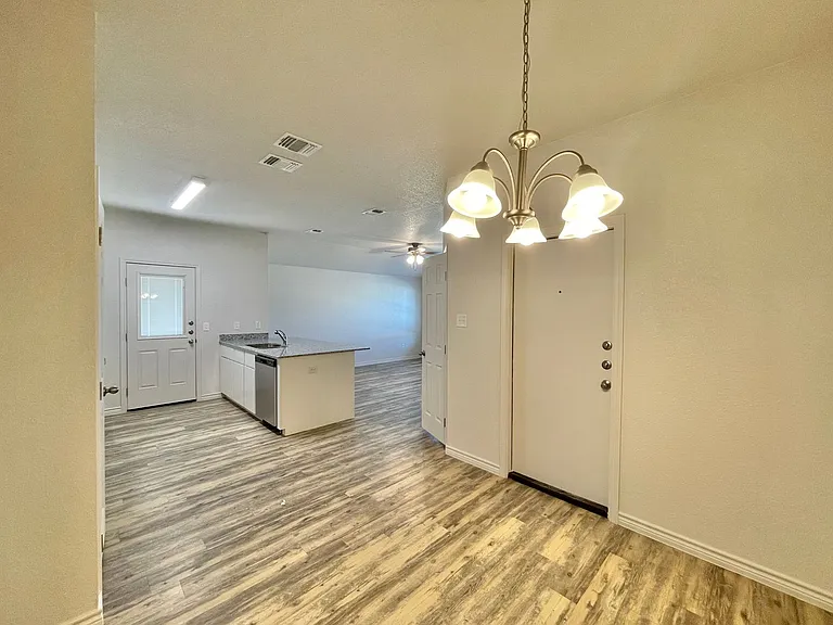 1821 Castroville Trl — Photo 10