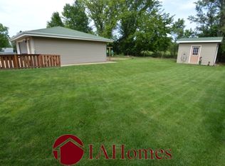 806 Maplewood Dr, Center Point, IA 52213