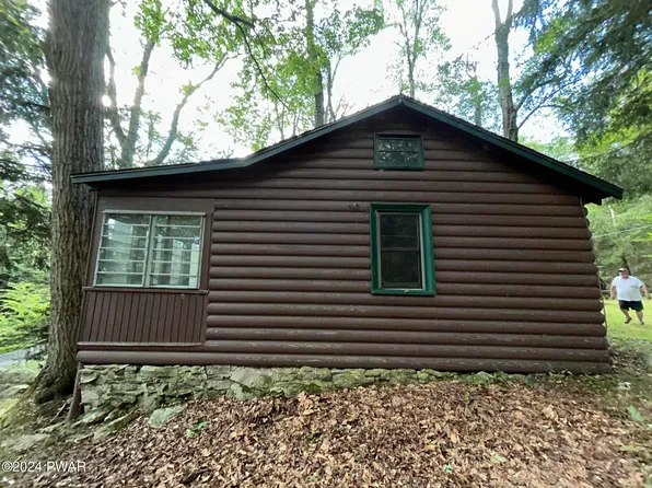 236 N Shore Rd, Greentown, PA 18426