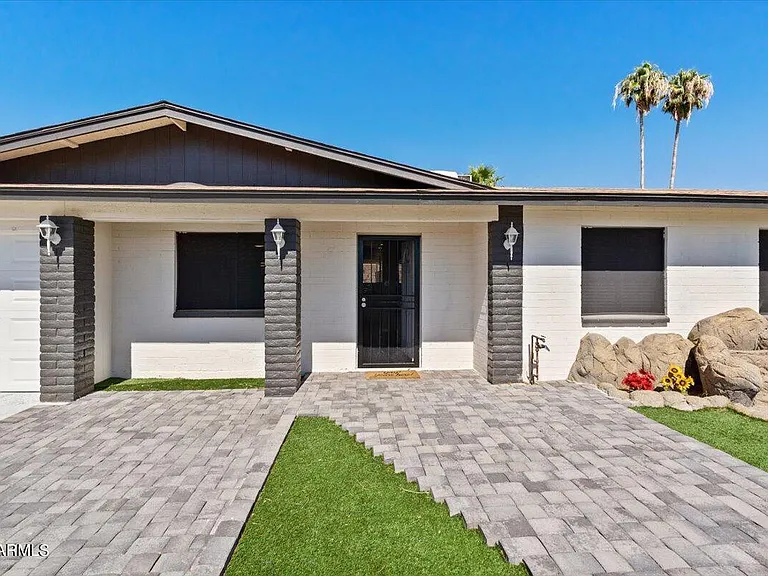 1014 W Angela Dr — Photo 2