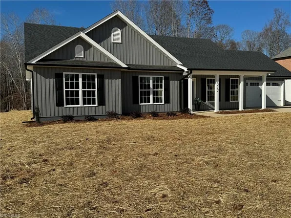 1212 Fairway Dr, Yadkinville, NC 27055