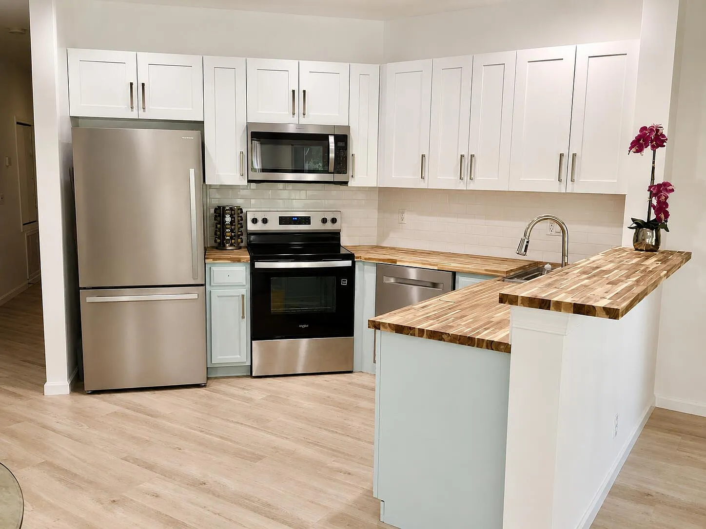 1 bed, 1.5 bath, 900 sqft, $1,800 — Photo 1