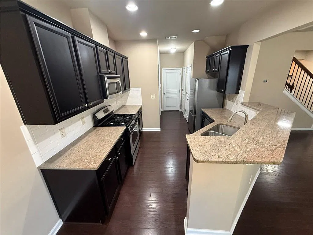 3 bed, 2.5 bath, 1884 sqft, $2,600 — Photo 2