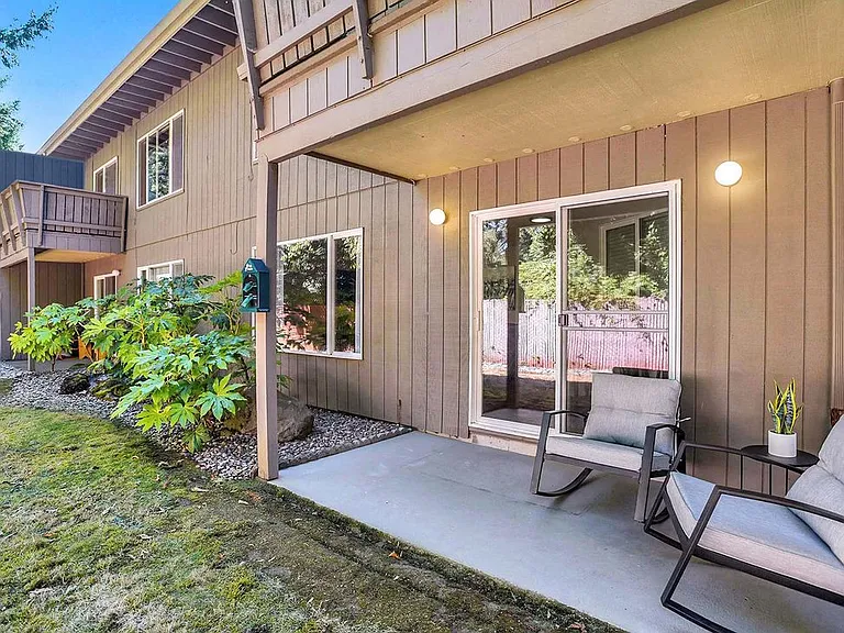 Patio River Cliff Apartments Milwaukie Oregon