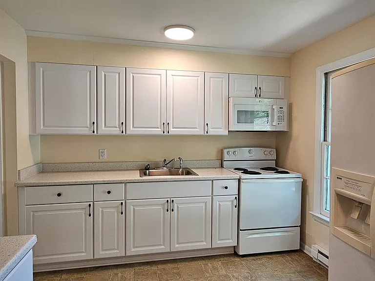 204 E Whitlock Ave — Photo 2