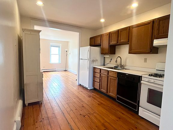 5th image of 137 High St APT 3