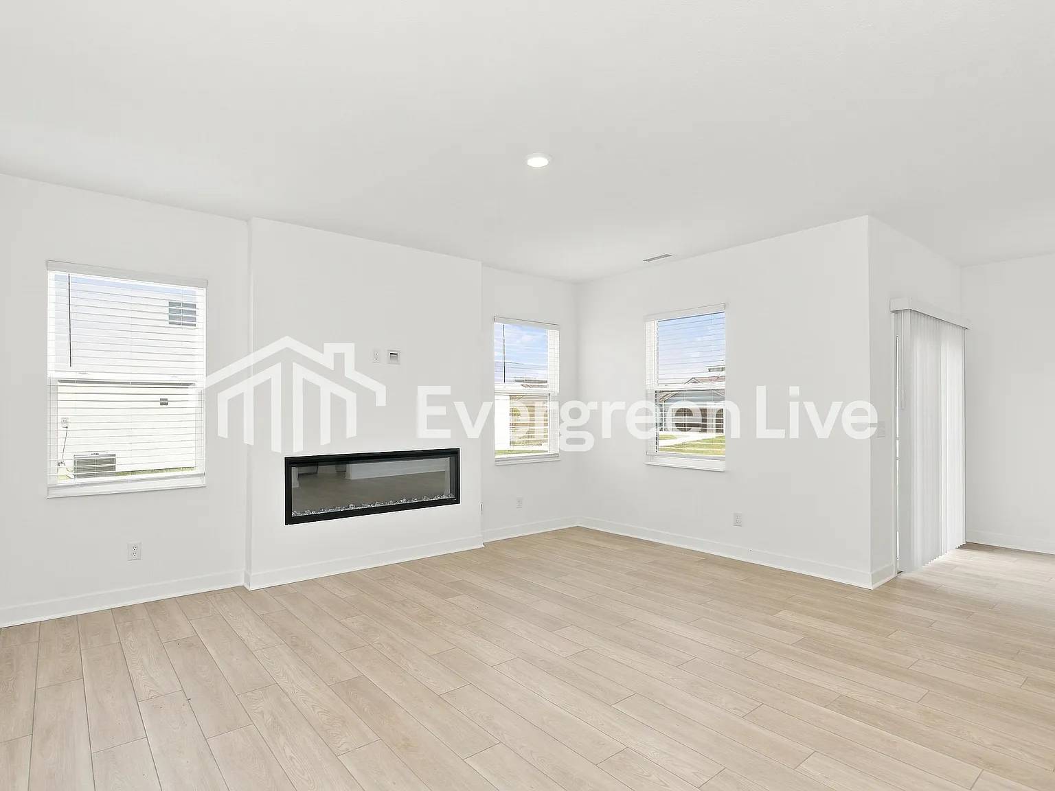4 bed, 3.0 bath, 2329 sqft, $2,190 — Photo 3