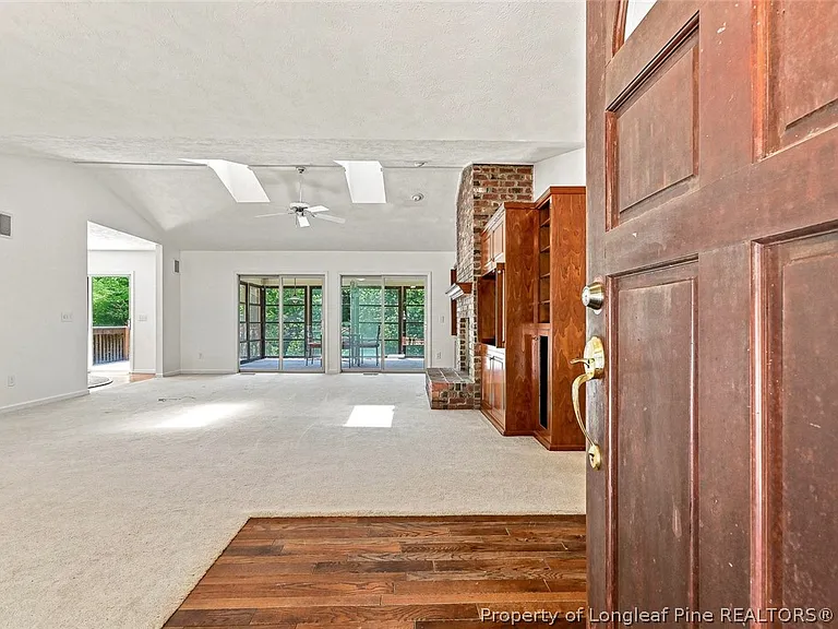 709 Essex Ct — Photo 4