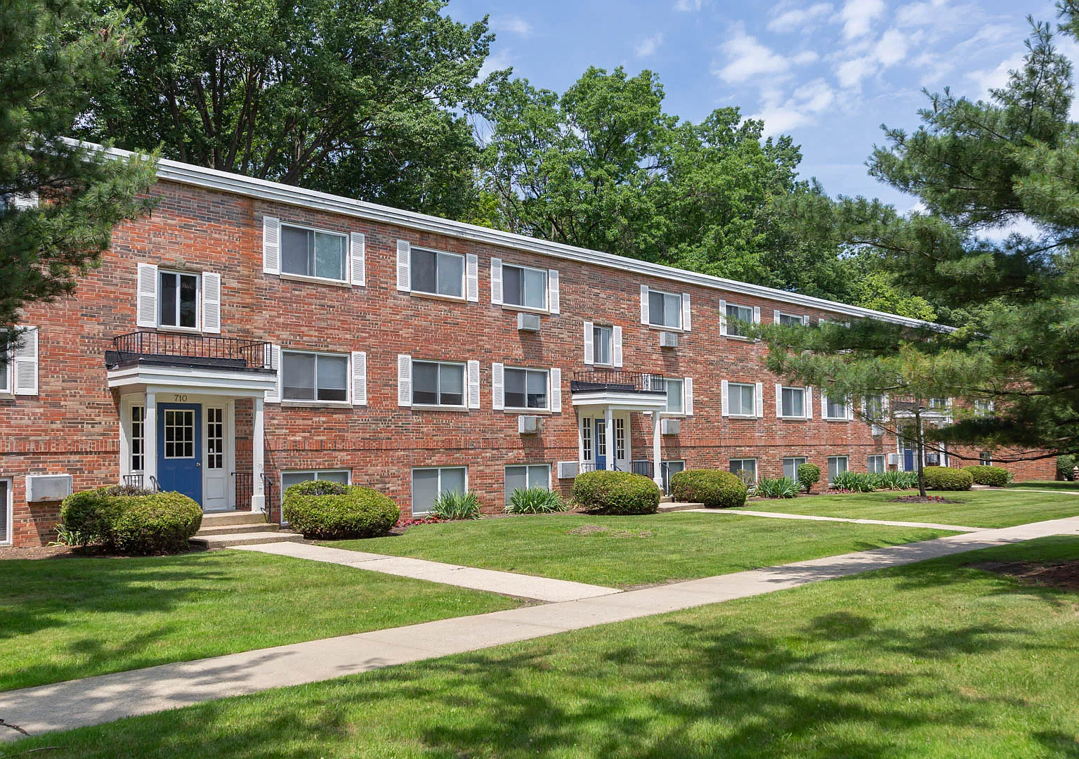 Kensington Club Apartments — Photo 2