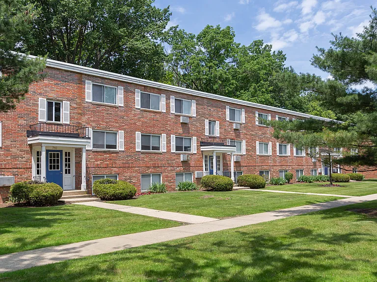 Kensington Club Apartments — Photo 2
