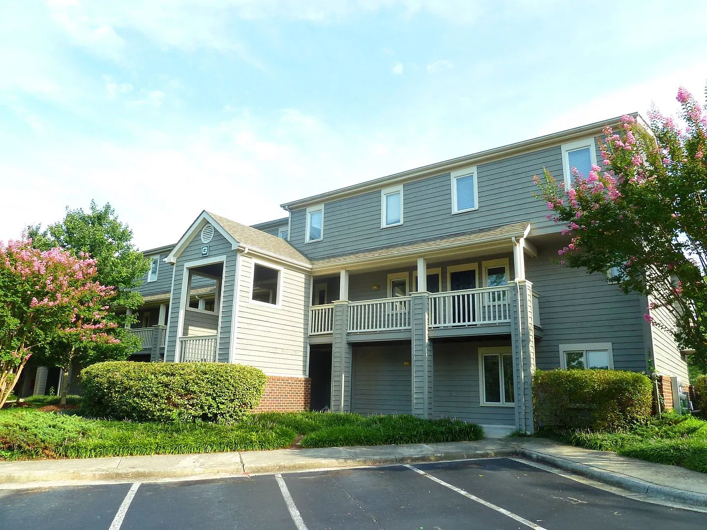 Updated, spacious 4br 2ba condo within walking distance to campus, parking included! — Photo 1