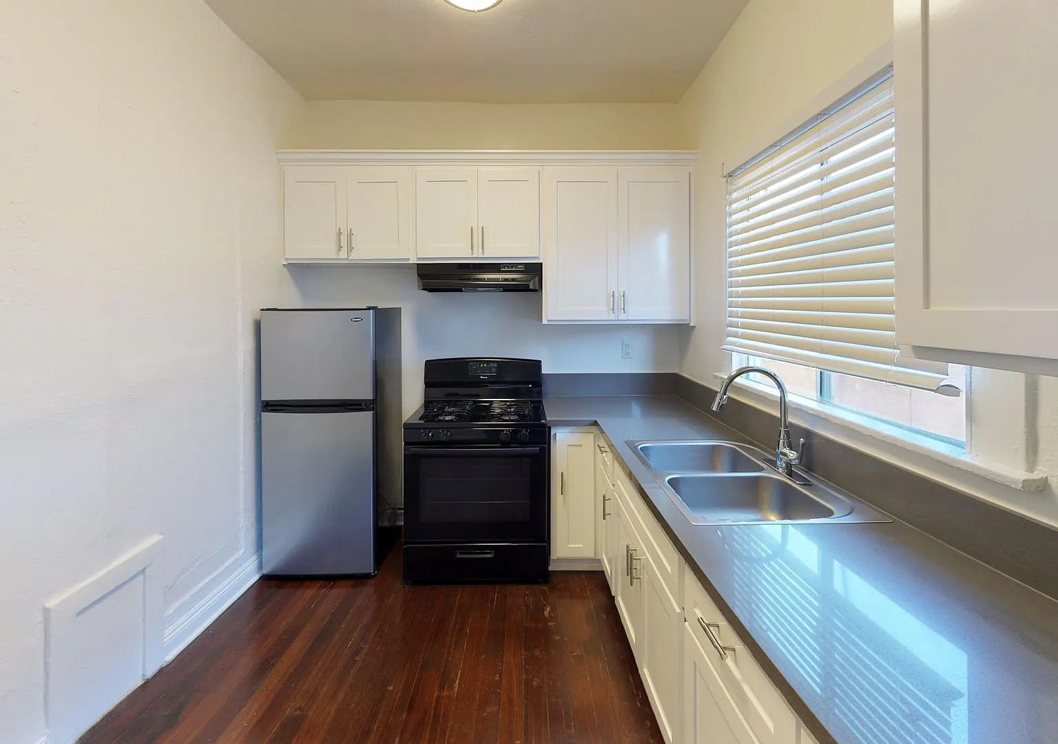 Casa Bonita Apartments...Gorgeous Newly Remodeled Apartments...Hardwood Floors! — Photo 1