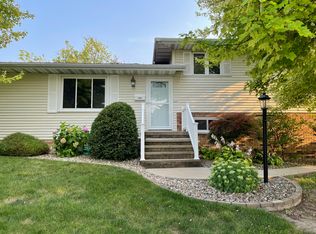 1202 Knollcrest Dr, Washington, IL 61571