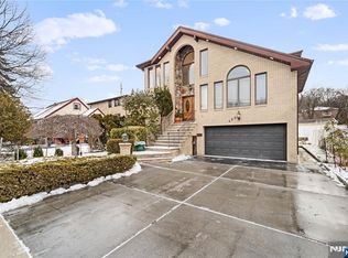 488 Walnut St, Ridgefield, NJ 07657