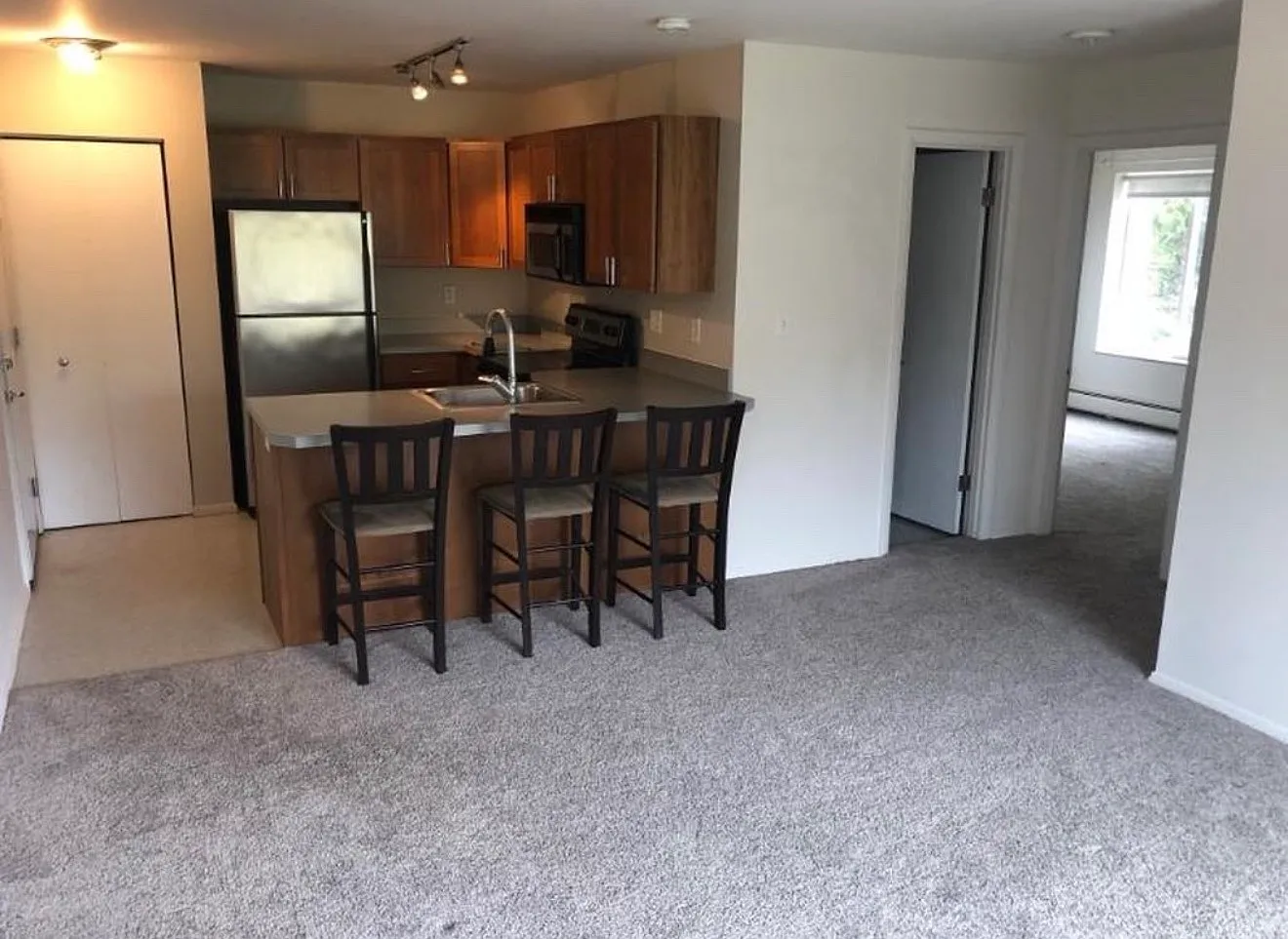 2 bed, 670 sqft, $1,900 — Photo 3