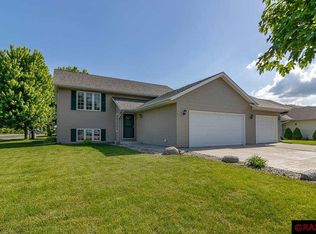 101 Torrey Pines Dr, Mankato, MN 56001