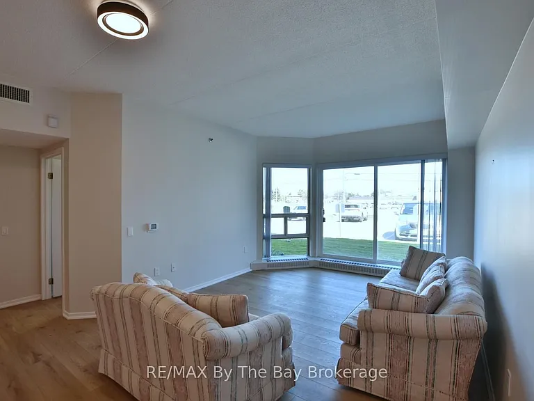 49 Raglan St #109 — Photo 8