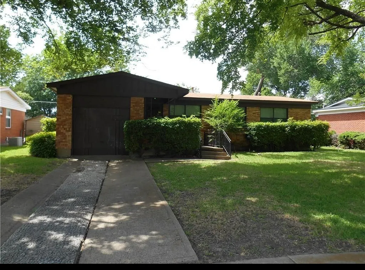 3 bed, 1077 sqft, $1,900 — Photo 1