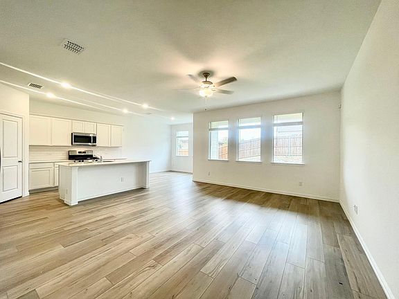 4th image of 807 Blackhawk Dr