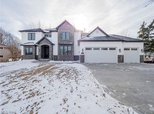 24326 Maidstone Ln, Beachwood, OH