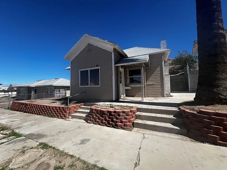 319 E St — Photo 1