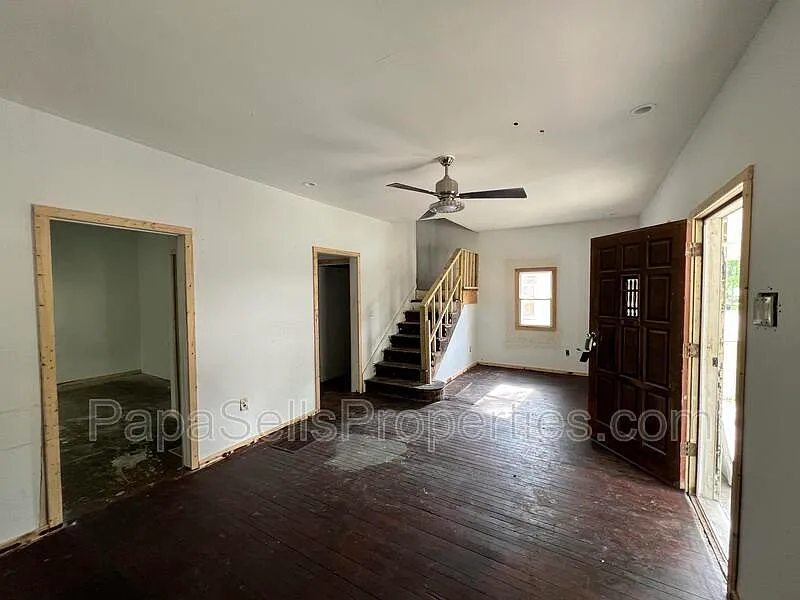 3 bed, 1.0 bath, 1318 sqft, $800 — Photo 2