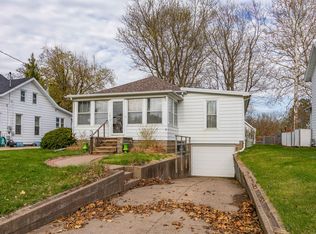 1215 Oak St, Muscatine, IA 52761