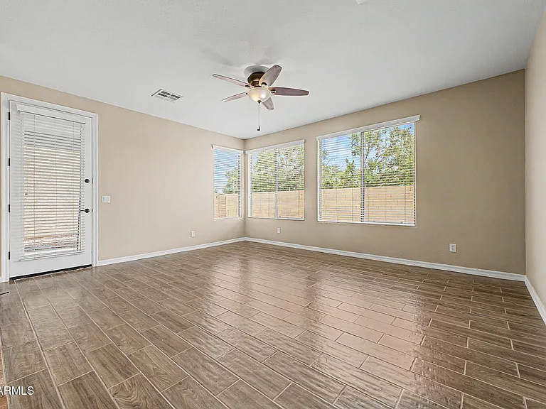 15155 N 145th Ave — Photo 5