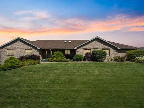 8501 Kane Rd, Dubuque, IA 52003