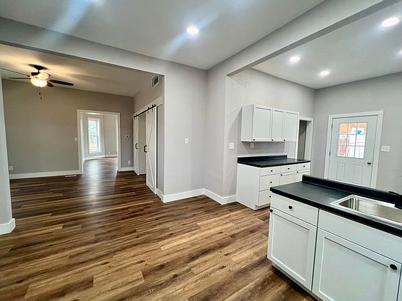 3rd image of 365 W Yerby St