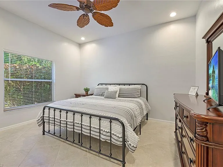 300 Wentworth Ct — Photo 17