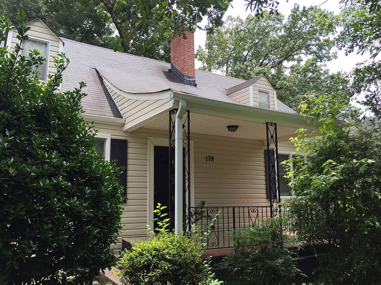 178 Clifton St SE photo 1