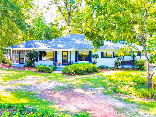 826 E McCarty St, Sandersville, GA 31082