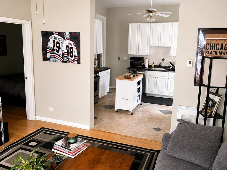 1430 W Wellington Ave #1F — Photo 3