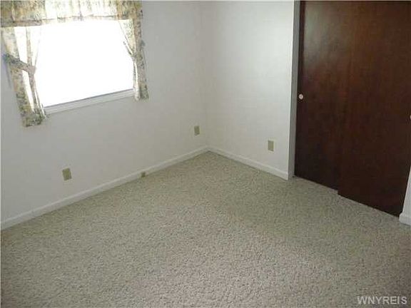 5th image of 36 Basswood Dr