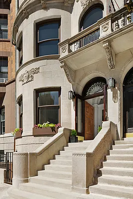 Sold by Compass | media 33