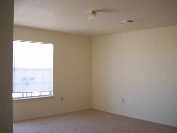 5th image of 137 Townsgate Plz