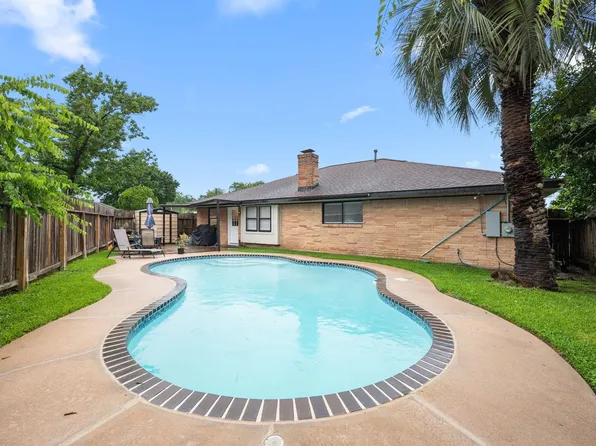 8215 Braes River Dr, Houston, TX 77074