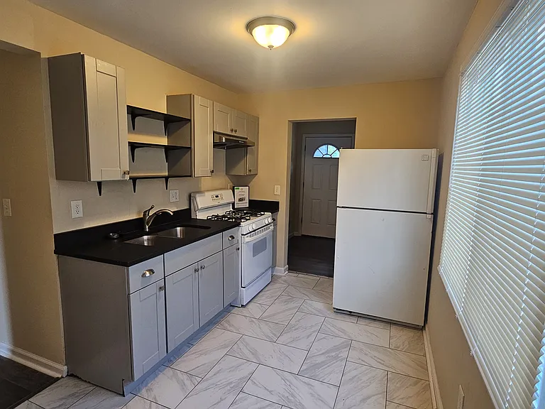 13680 Hobart Ave — Photo 2