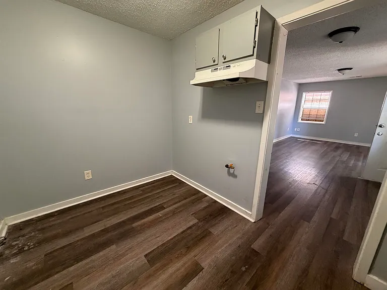 1300 Robin Hood Ln — Photo 6