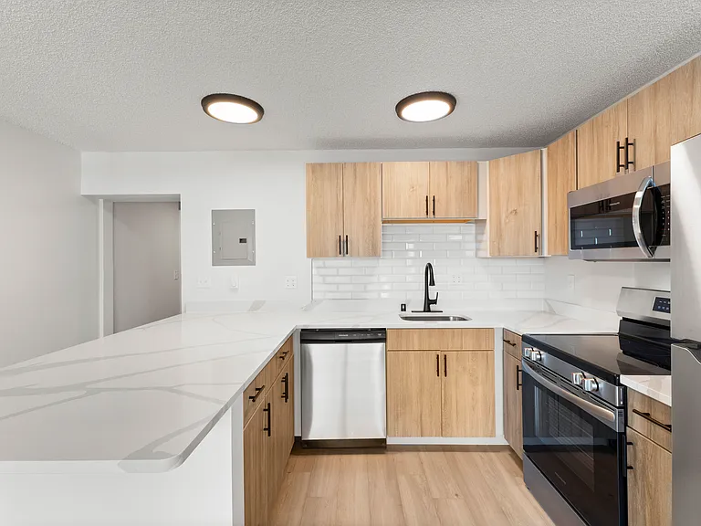 Baycrest Apartments — Photo 2