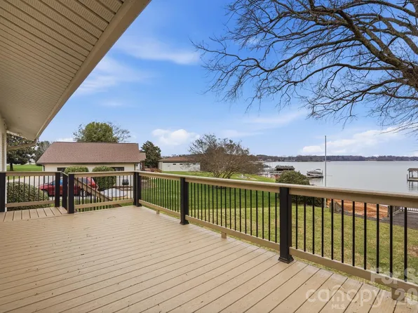 332 Shoreline Loop, Mooresville, NC 28117